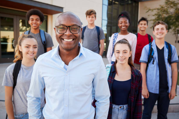 portret licealistów z nauczycielem poza budynkami college'u - usa classroom happiness smiling zdjęcia i obrazy z banku zdjęć