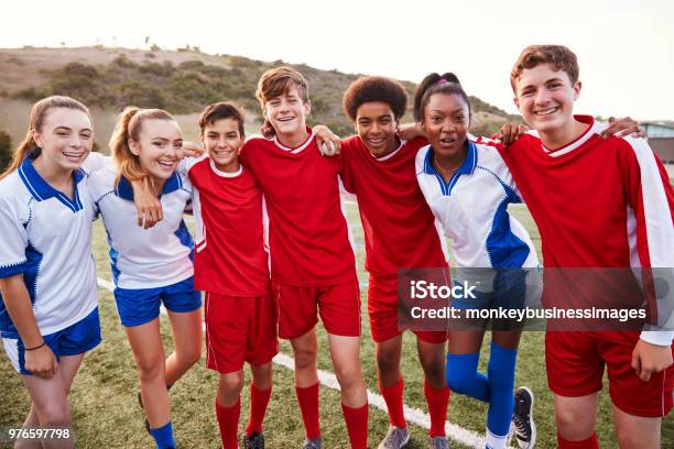 Photo libre de droit de Portrait De Mâle Et Femelle Lycée Équipes De Soccer banque d'images et plus d'images libres de droit de Rôle dans le sport