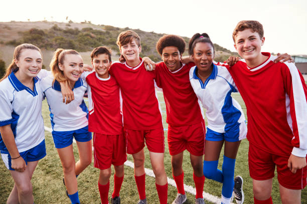 ritratto di squadre di calcio delle scuole superiori maschili e femminili - little boys people indoors soccer foto e immagini stock