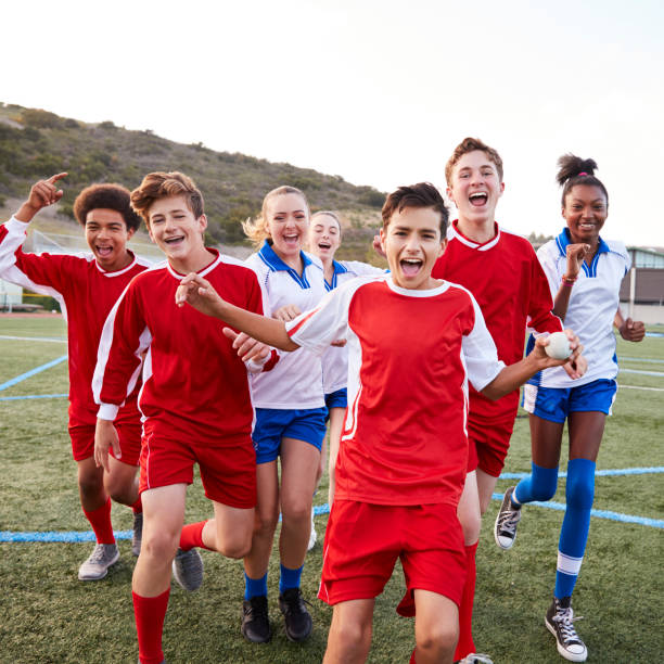 portret męskich i żeńskich drużyn piłkarskich szkół średnich świętuje - football child american football team zdjęcia i obrazy z banku zdjęć