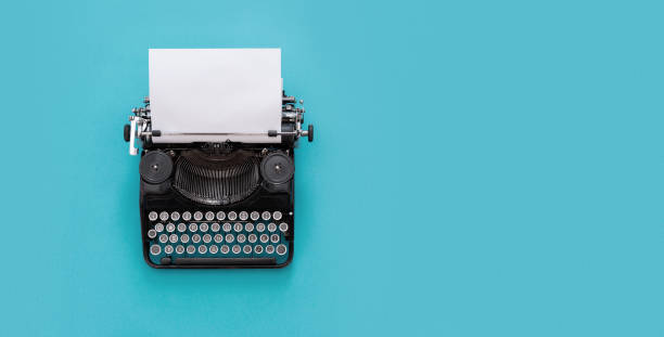vintage typewriter on blue background - paper crumpled letter ideas imagens e fotografias de stock