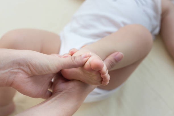 istock baby foot exercise 976611000