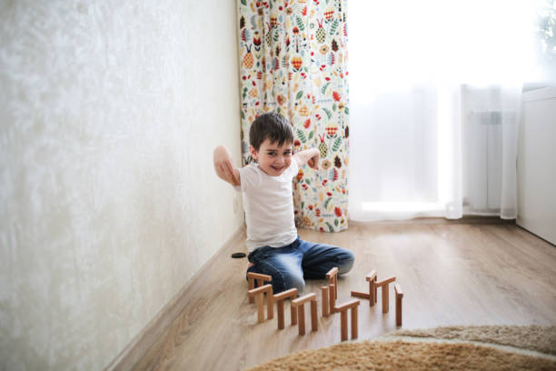 少年白人ブルネット床で幸せな演奏 - block child play toy ストックフォトと画像