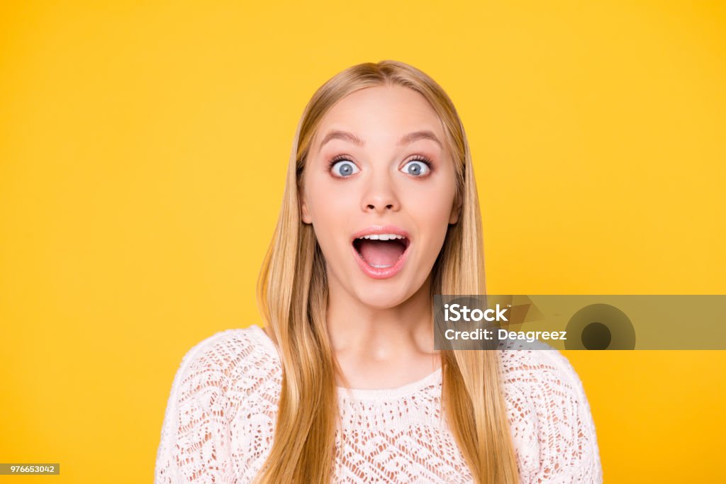 Retrato de tiro na cabeça da menina surpresa atônito com olhos de boca aberta olhando para câmera isolada em fundo amarelo brilhante e vívido - Foto de stock de Mulheres royalty-free