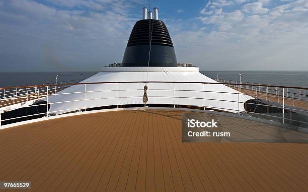 Pavimento O Grande Barco De Cruzeiro - Fotografias de stock e mais imagens de Barco de Cruzeiro - Barco de Cruzeiro, Convés, Vedação de Corrimão