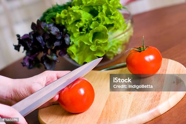 Cook Tagli Di Pomodoro - Fotografie stock e altre immagini di Alimentazione sana - Alimentazione sana, Ambientazione interna, Basilico