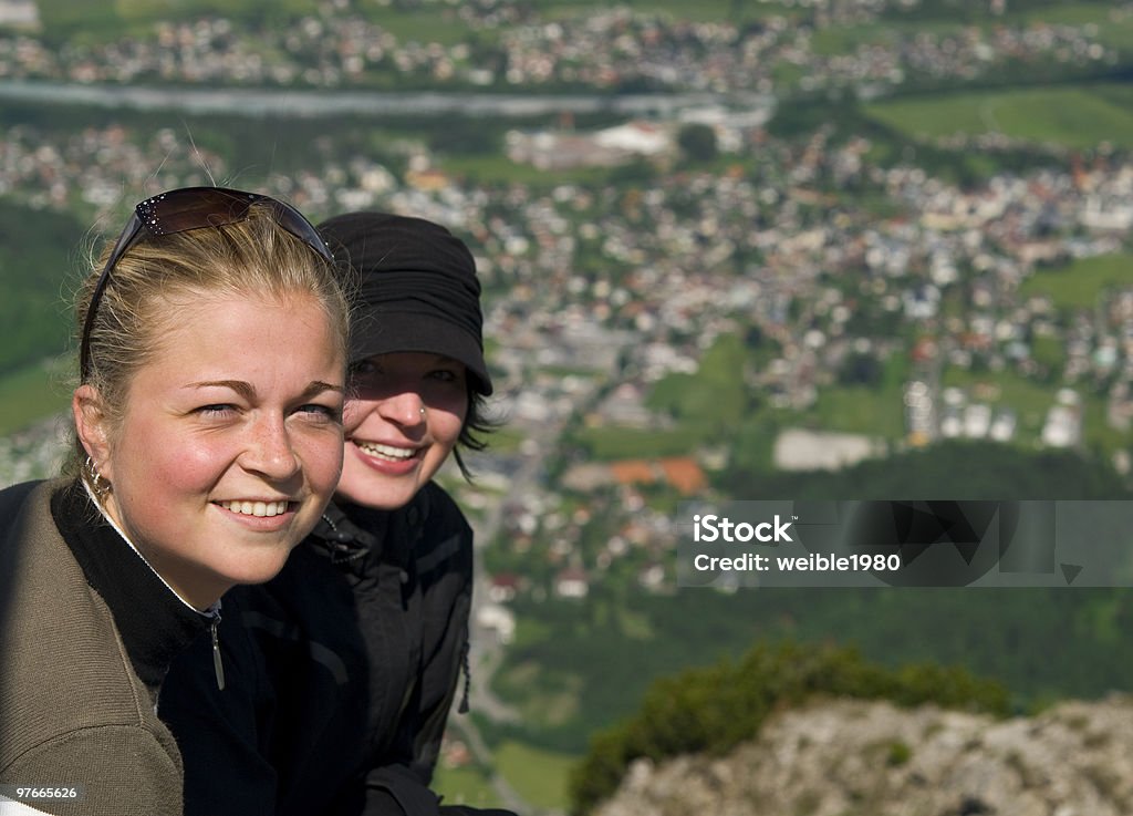 Zwei Mädchen sitzen auf einem Berggipfel - Lizenzfrei Abenteuer Stock-Foto