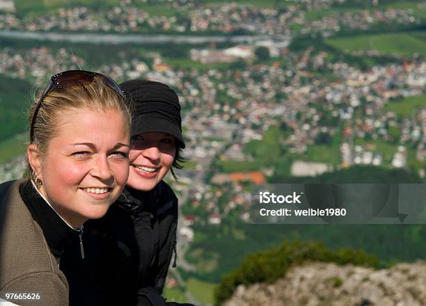 Zwei Mädchen Sitzen Auf Einem Berggipfel Stockfoto und mehr Bilder von Abenteuer - Abenteuer, Aktivitäten und Sport, Attraktive Frau