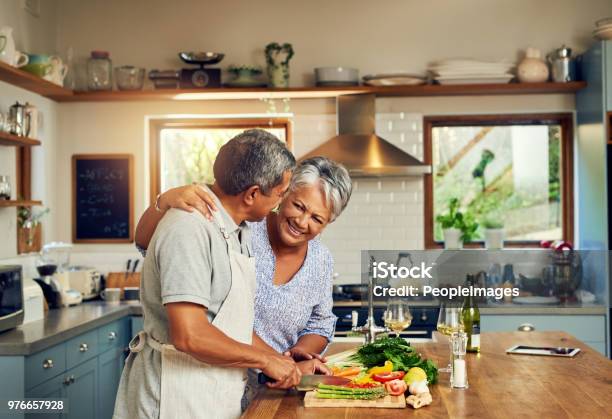 Casa Preparado Felicidad Foto de stock y más banco de imágenes de Cocinar - Cocinar, Tercera edad, Comida sana