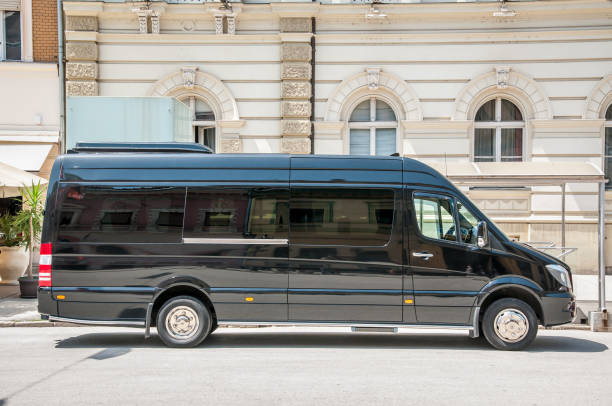 mercedes benz sprinter nero bus navetta di lusso furgone parcheggiato per strada - coach bus bus transportation travel foto e immagini stock