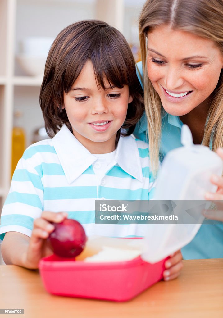 Lächelnden kleinen Jungen und seine Mutter vorbereiten school lunch - Lizenzfrei Schulessen Stock-Foto