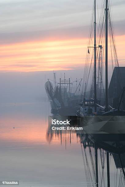 Foto de Porto Holandês Em Nevoeiro Matinal e mais fotos de stock de Antigo - Antigo, Aventura, Azul