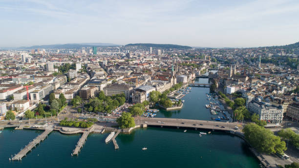 vista aérea de la ciudad de zurich en suiza - grossmunster cathedral fotografías e imágenes de stock