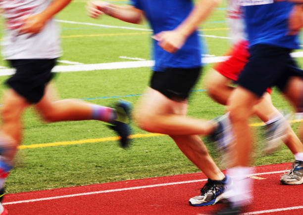 turva corredores em uma faixa - running sprinting blurred motion men - fotografias e filmes do acervo