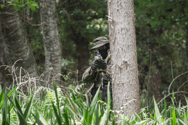 солдат страйкбола в лесу - airsoft стоковые фото и изображения