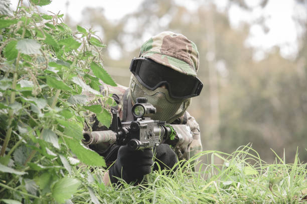 солдат страйкбола в лесу - airsoft стоковые фото и изображения
