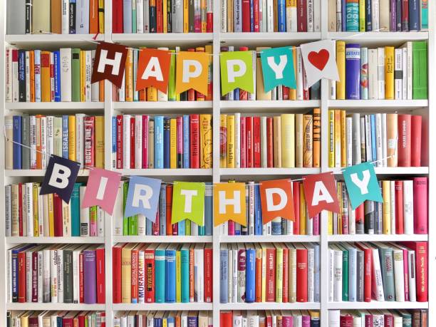 lettere di buon compleanno appese alla libreria in biblioteca - hardcover book education single word horizontal foto e immagini stock
