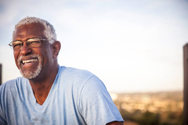 porträt eines lächelnden senior schwarz - men senior adult human face smiling stock-fotos und bilder
