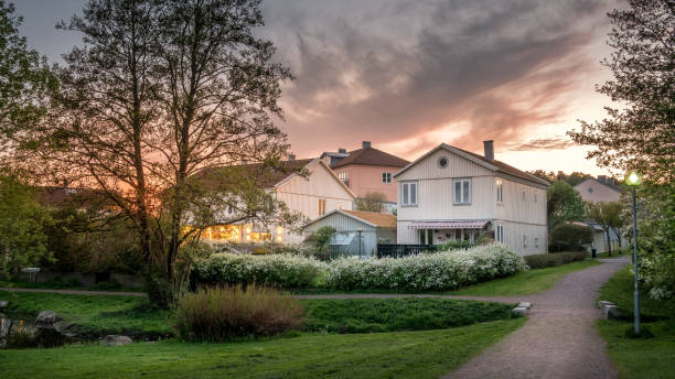 일몰 빛 molndal, 교외 고 덴 부르 크 시, 스웨덴에 집 - vastergotland 뉴스 사진 이미지