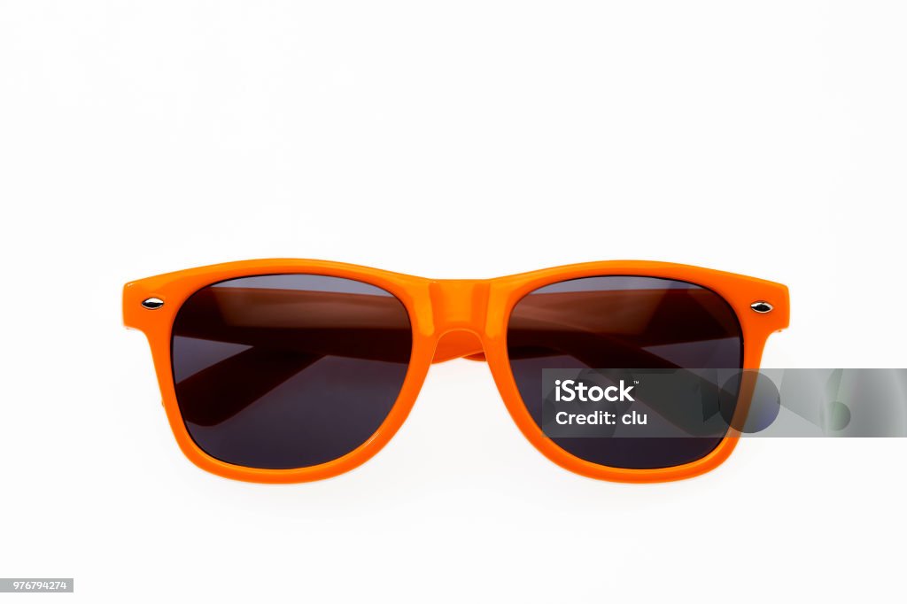 Gafas de sol naranja sobre fondo blanco - Foto de stock de Gafas de sol libre de derechos