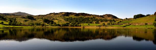 riflessione pacifica sul lago - watendlath foto e immagini stock