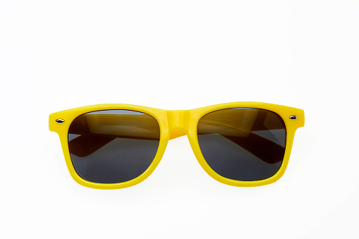 Amarillo gafas de sol sobre fondo blanco photo