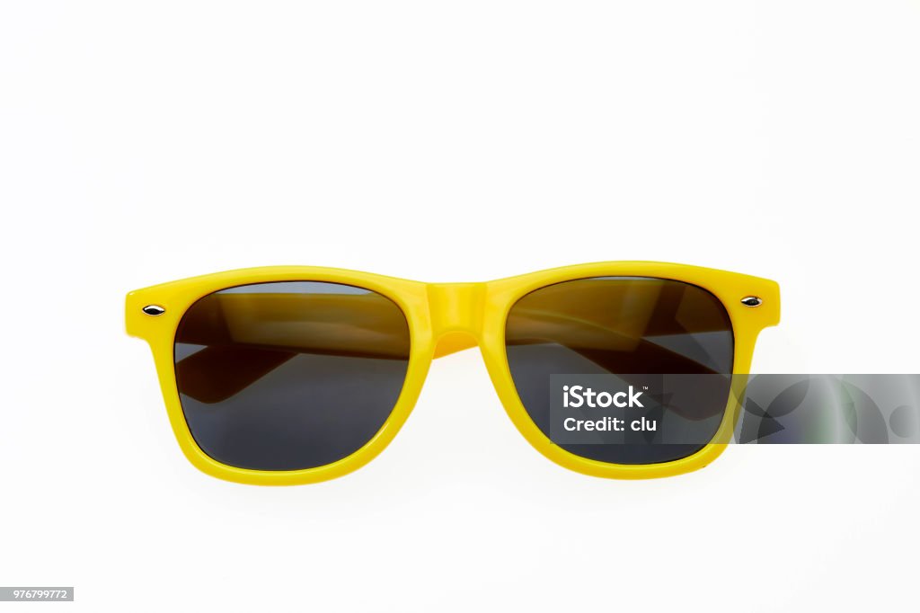 Amarillo gafas de sol sobre fondo blanco - Foto de stock de Gafas de sol libre de derechos