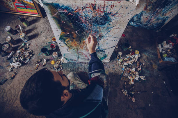 istock Artist painting 976800572