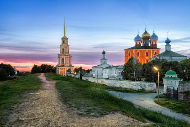 istock Ryazan kremlin at dusk - view from defensive earthworks 976805946
