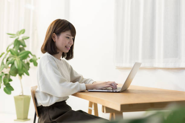 istock A woman who plays a personal computer 976811168