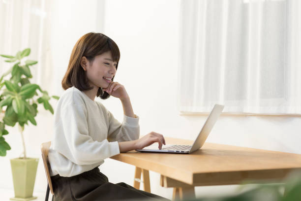 istock A woman who plays a personal computer 976811172