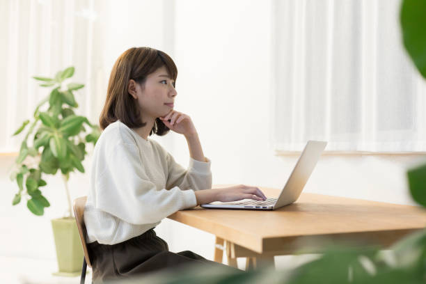 una donna che interpreta un personal computer - laptop adult curtain business foto e immagini stock