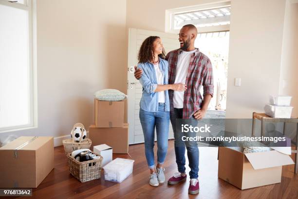 移動日の新しい家で箱に囲まれて幸せなカップル - 住宅購入のストックフォトや画像を多数ご用意 - 住宅購入, カップル, 南アフリカ共和国