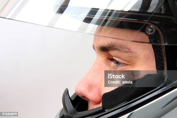 Uomo In Casco Da Motociclista - Fotografie stock e altre immagini di Elmetto - Elmetto, Motocicletta, Uomini