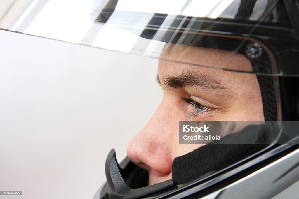 Человек в motorbike шлем - Стоковые фото Каска роялти-фри