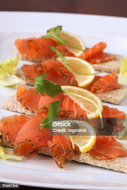 Salmón Ahumado Refrigerios Foto de stock y más banco de imágenes de Comida salada - Comida salada, Galleta salada, Salmón ahumado