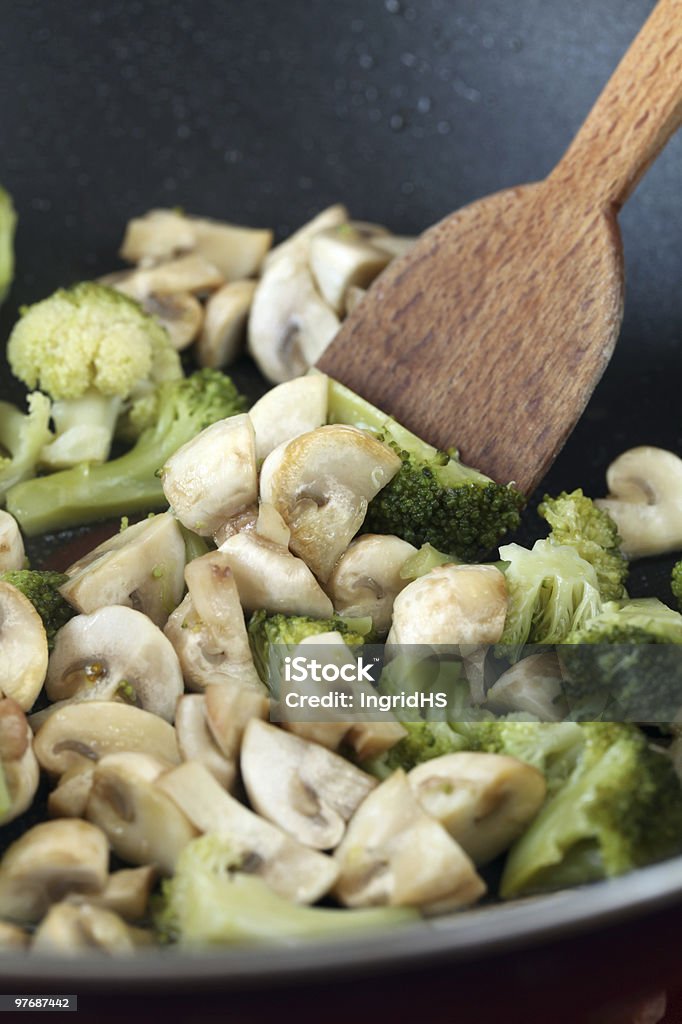 Smażony grzyby i brokuły - Zbiór zdjęć royalty-free (Bez ludzi)