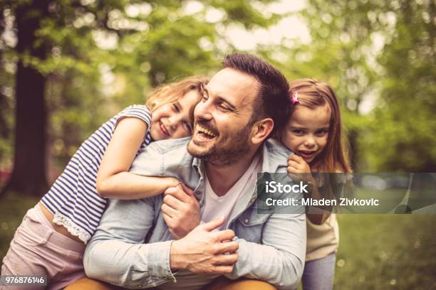 Photo libre de droit de Père Et Filles Au Parc banque d'images et plus d'images libres de droit de Père - Père, Fête des pères, Famille avec deux enfants