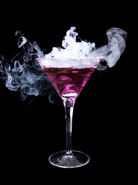fumo viola martini - dry ice foto e immagini stock