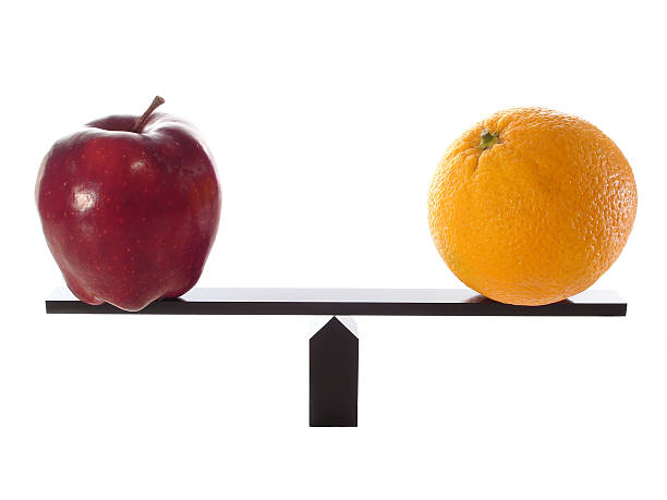 comparar manzanas con naranjas equilibrado - comparison apple orange isolated fotografías e imágenes de stock