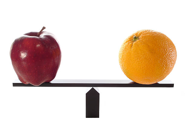 confrontare mele con arance equilibrata - comparison apple orange isolated foto e immagini stock