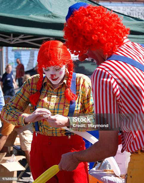 Clowns De Trabalho - Fotografias de stock e mais imagens de Palhaço - Palhaço, Rua, Balão - Enfeite