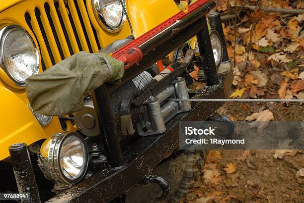 Foto de Jeep Ser Puxado Por Wench e mais fotos de stock de 4x4 - 4x4, Bloqueado, Assistência
