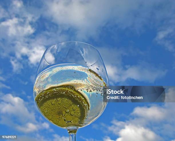 Prosecco Mit Zitrone Stockfoto und mehr Bilder von Glas - Glas, Prosecco, Trinkglas