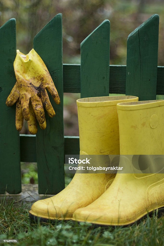 Luvas e botas no fron uma vedação - Royalty-free Amarelo Foto de stock