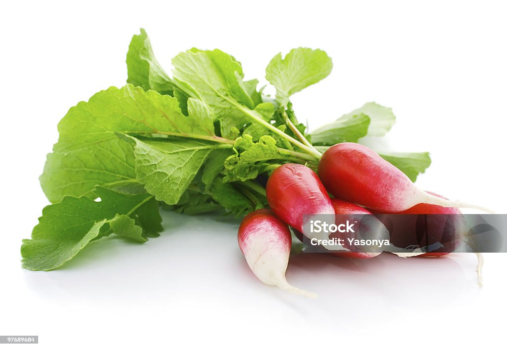 Rábano rojas frescas con hoja verde - Foto de stock de Alimento libre de derechos