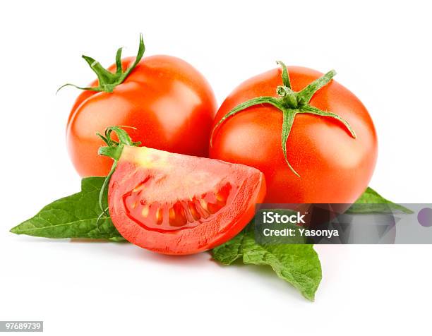 Vermelho Tomate Vegetal Com Corte E Verde Folhas - Fotografias de stock e mais imagens de Cor verde - Cor verde, Corte Transversal, Figura para recortar