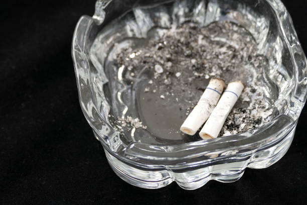 istock cigarette ashtray to extinguish the cigarette, throw cigarette butts in the ashtray, throw cigarette butts in the ashtray, 976898376