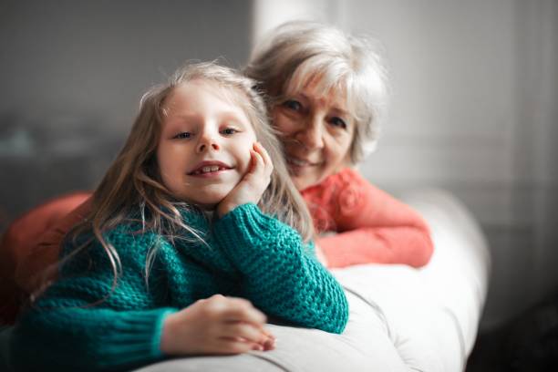 소녀와 할머니를 소파에 - grandmother grandchild grandson child 뉴스 사진 이미지