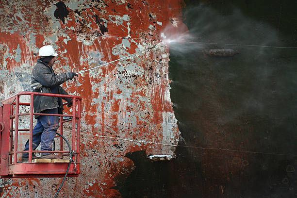 raspar superficie antes de pintar barco - rust textured rusty industrial ship fotografías e imágenes de stock